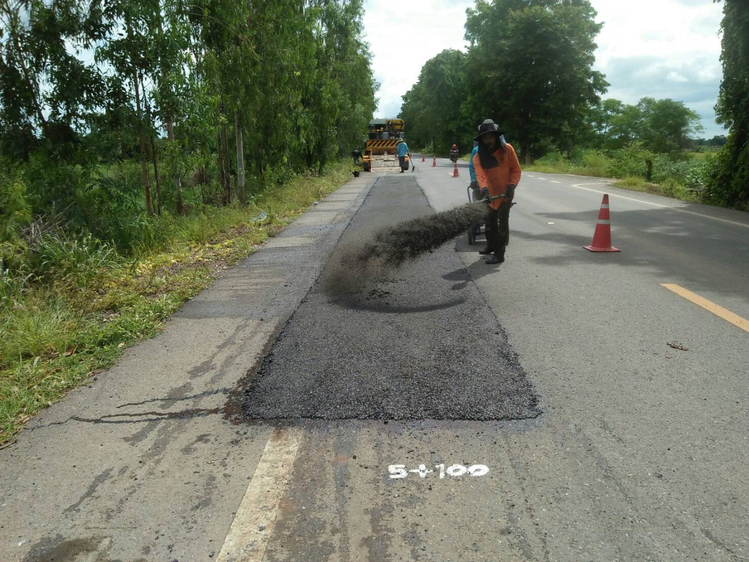 บทช.บึงนาราง ดำเนินงานซ่อมแซมผิวถนนทางหลวงชนบท